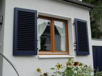 Holz-Fenster mit Klappläden