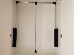 Kleiderschrank mit beweglicher Kleiderstange