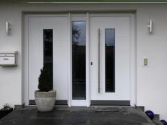 Haustür in weiß mit breitem Seitenteil