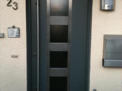 Haustür mit quadratischen Ornamentglas-Ausschnitten