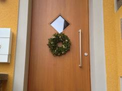 Holz-Haustür mit Lichteinlass in Rautenform