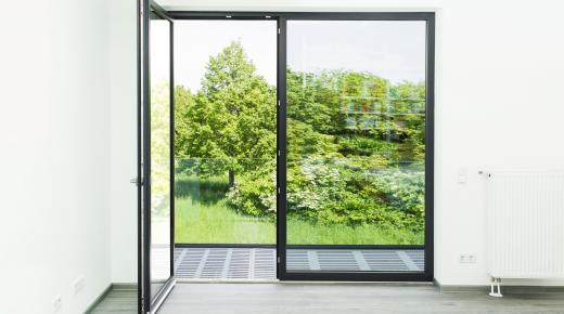 Balkontür aus Kunststoff mit Festverglasung