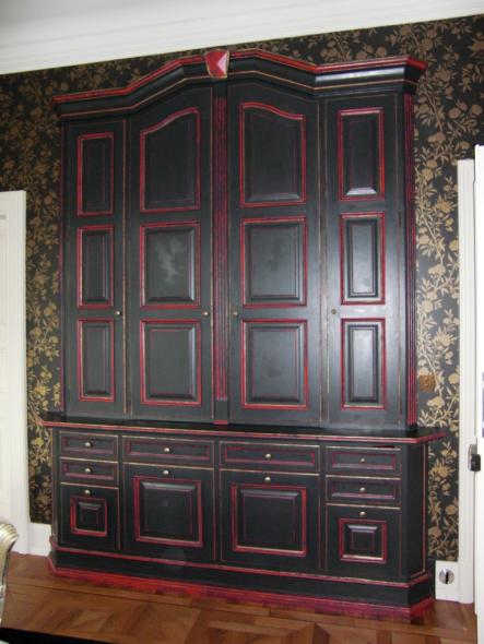 Schrank dunkelgrau und rot